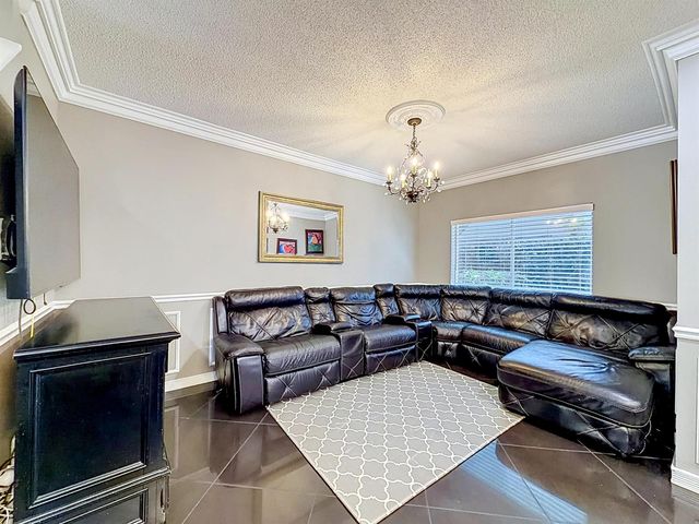 8279 Via Leonessa Drive, Boca Raton, FL 33433