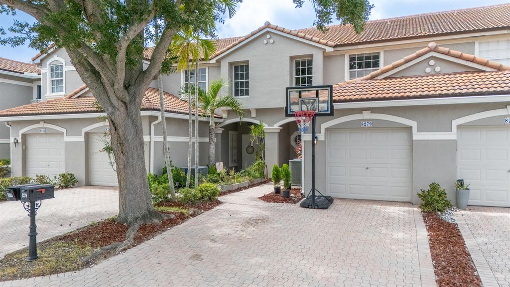8279 Via Leonessa Drive, Boca Raton, FL 33433