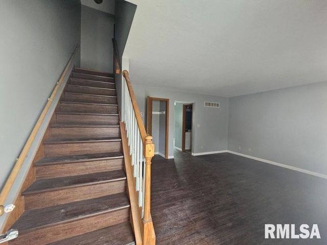 6104-06 N FROSTWOOD Parkway, Peoria, IL 61615