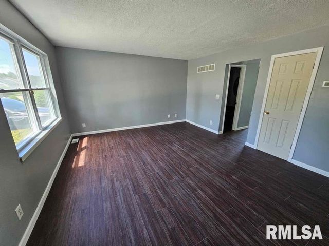 6104-06 N FROSTWOOD Parkway, Peoria, IL 61615