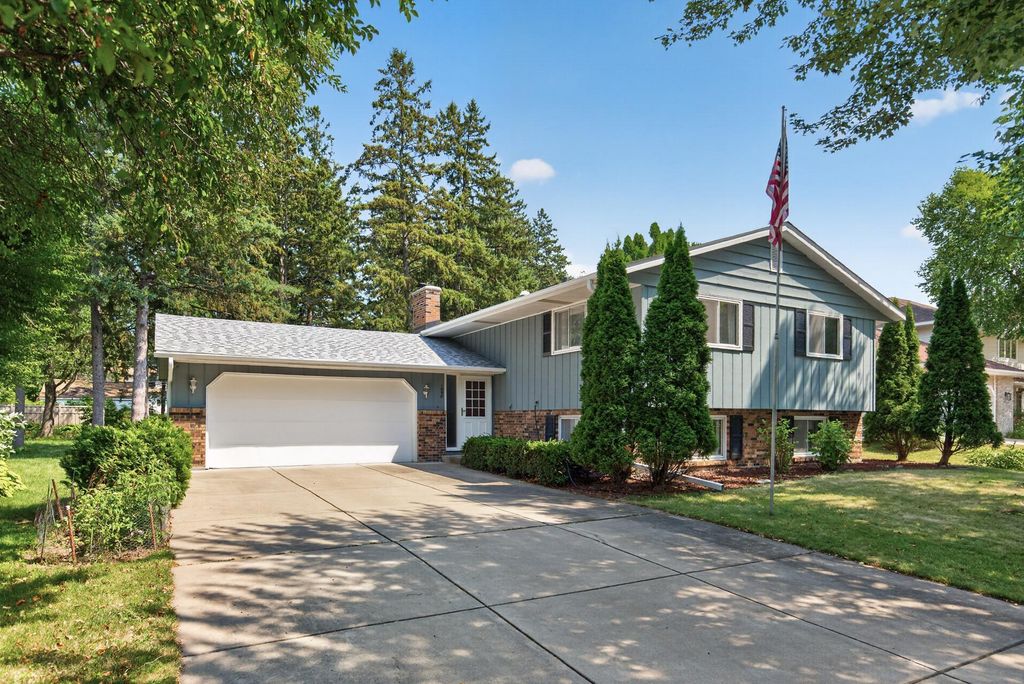 1858 Merrill Street, Roseville, MN 55113