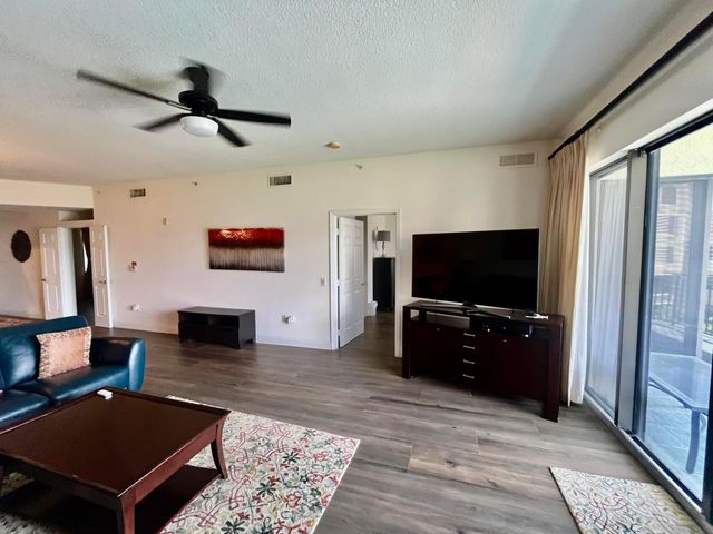 370 GOLFVIEW Road 302, North Palm Beach, FL 33408