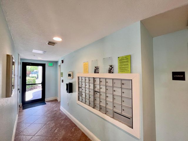 370 GOLFVIEW Road 302, North Palm Beach, FL 33408