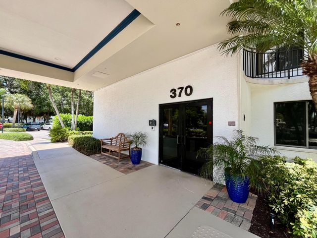 370 GOLFVIEW Road 302, North Palm Beach, FL 33408