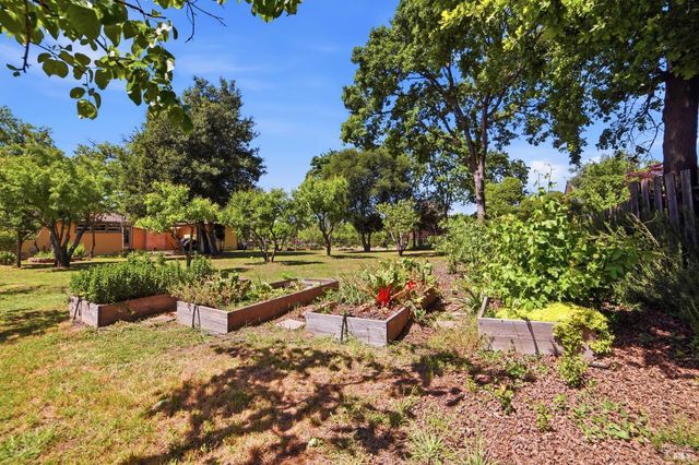 644 Piezzi Rd, Santa Rosa, CA 95401