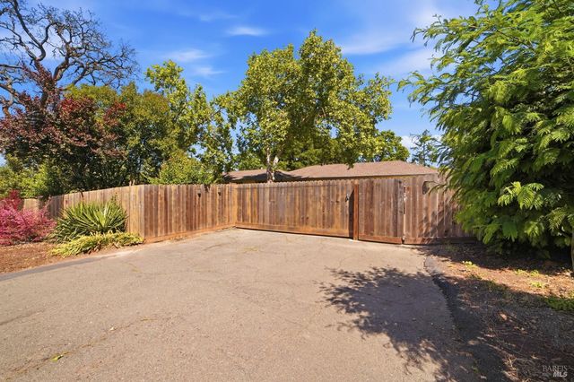 644 Piezzi Rd, Santa Rosa, CA 95401