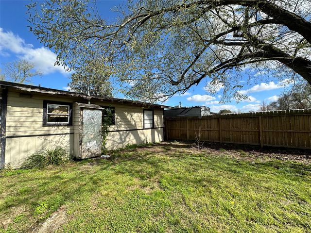 208 S Colbert Street, Dayton, TX 77535