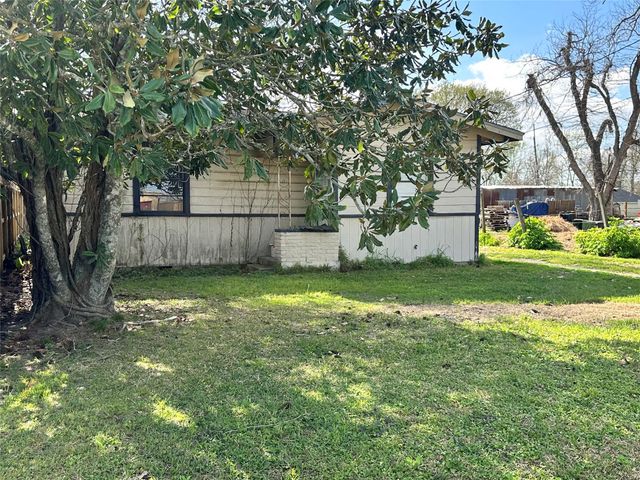 208 S Colbert Street, Dayton, TX 77535