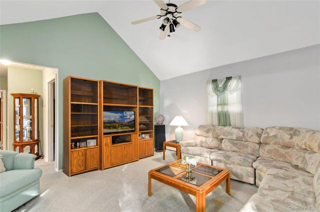 25 45th Street, Islip, NY 11751