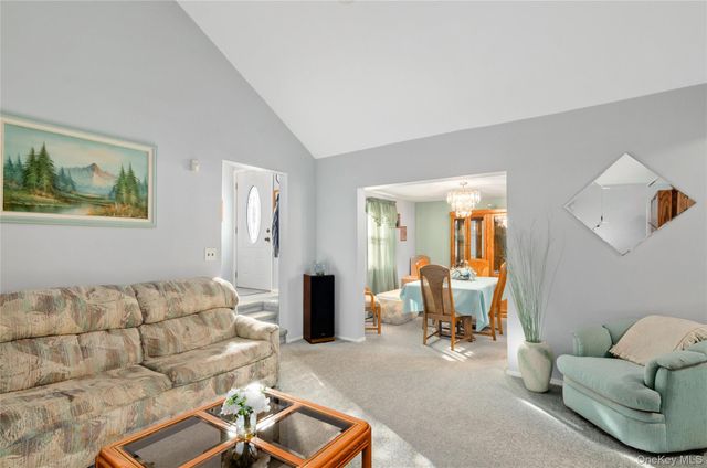 25 45th Street, Islip, NY 11751