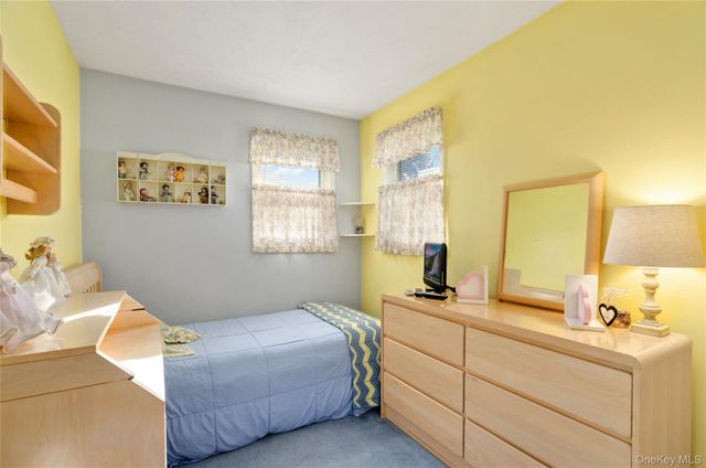 25 45th Street, Islip, NY 11751