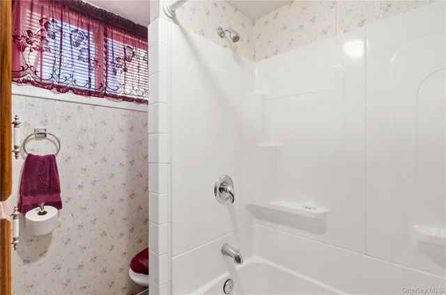 25 45th Street, Islip, NY 11751