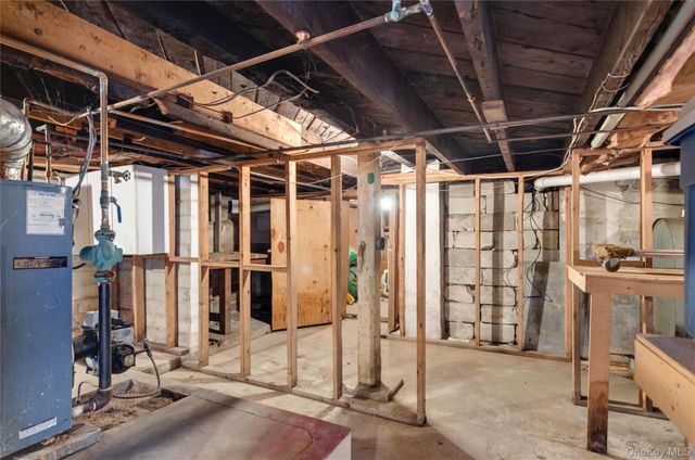 25 45th Street, Islip, NY 11751