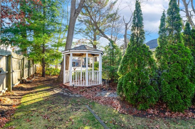 25 45th Street, Islip, NY 11751