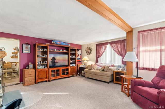 25 45th Street, Islip, NY 11751