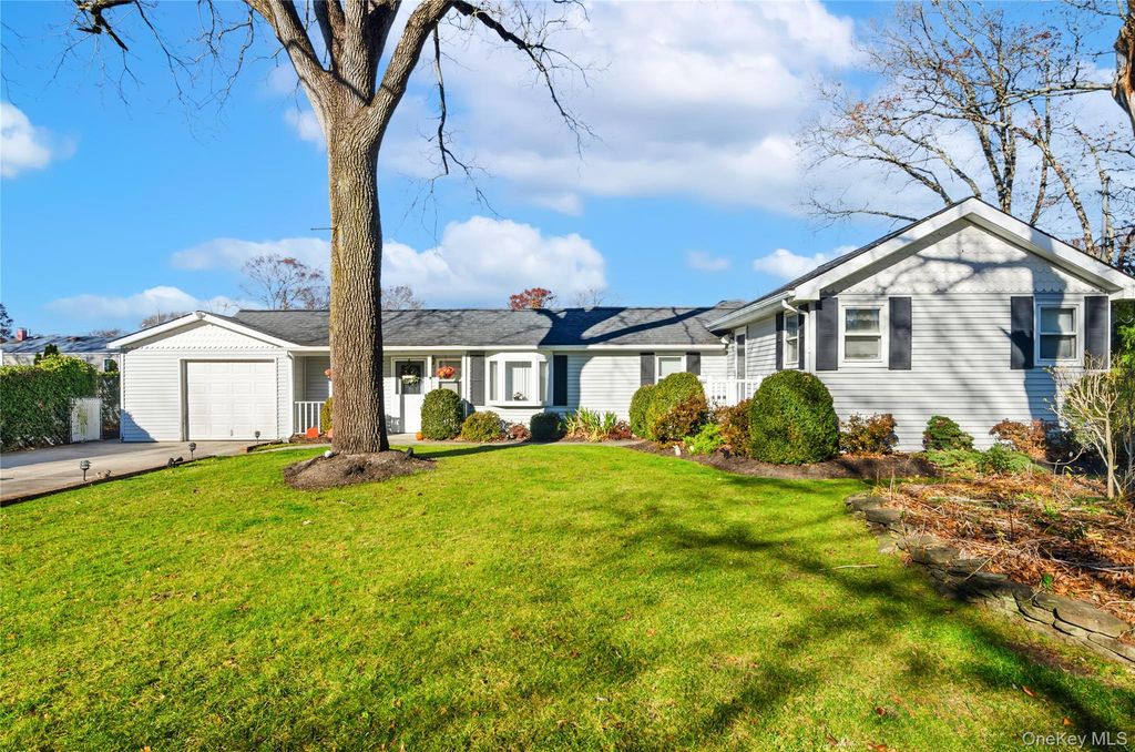 25 45th Street, Islip, NY 11751