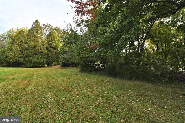 2221 OAKFIELD RD, Warrington, PA 18976