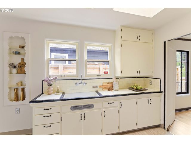 4225 Ne DAVIS St, Portland, OR 97213