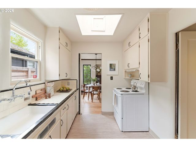 4225 Ne DAVIS St, Portland, OR 97213