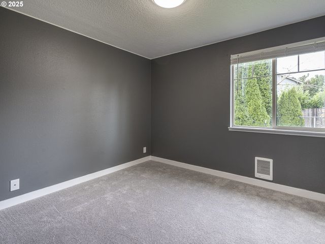 16817 Se PINE St, Portland, OR 97233