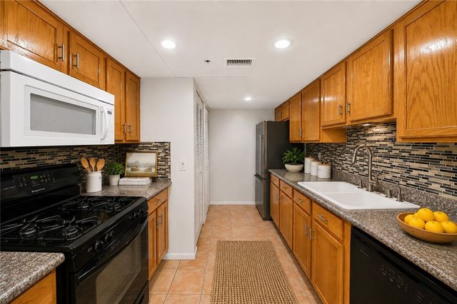 11124 Burbank Boulevard 108, North Hollywood, CA 91601