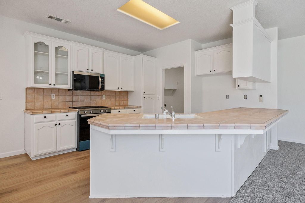 Image 11 of property listing at 4125 W Harold, Visalia, CA 93291