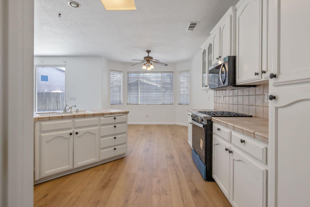 Image 15 of property listing at 4125 W Harold, Visalia, CA 93291