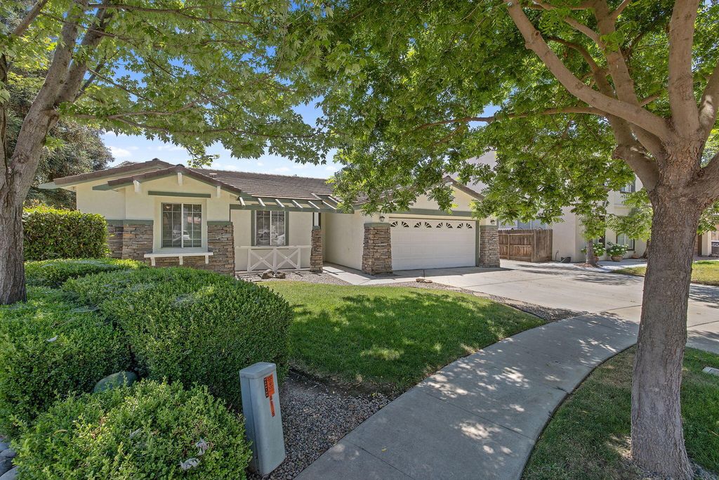 Image 3 of property listing at 4125 W Harold, Visalia, CA 93291