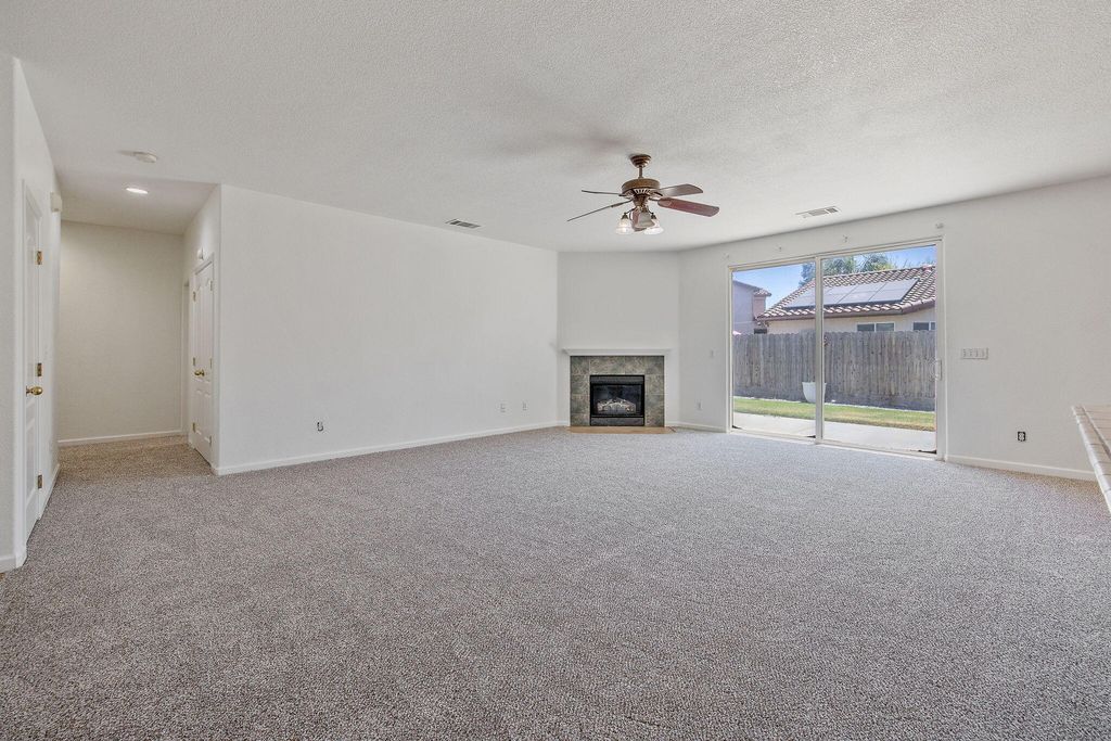 Image 7 of property listing at 4125 W Harold, Visalia, CA 93291