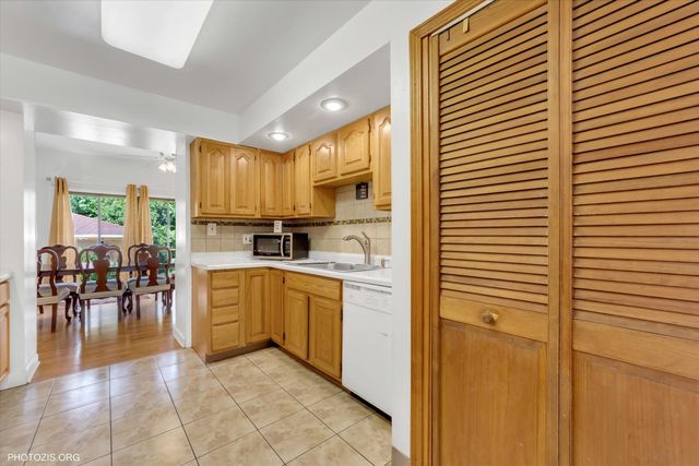 7246 N Meade Avenue, Chicago, IL 60646