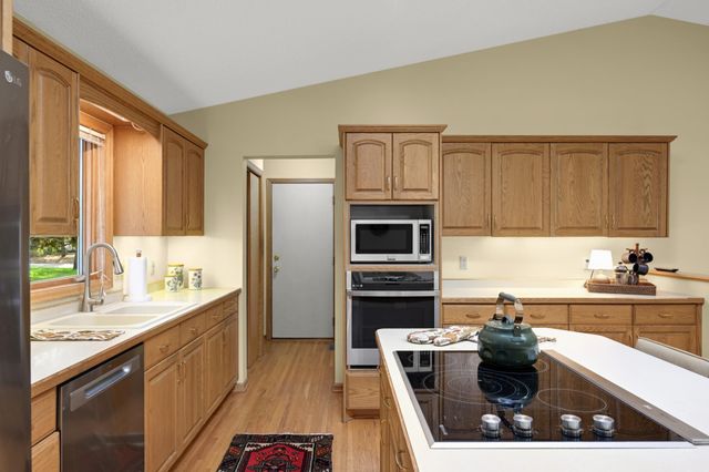 300 Kenmar Circle, Minnetonka, MN 55305