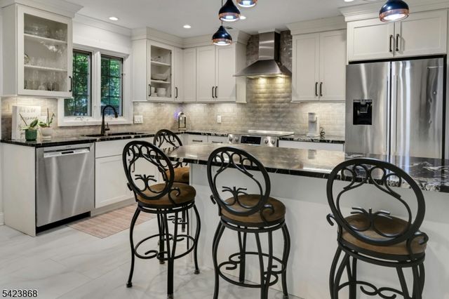8 Pembroke Dr, Mendham Boro, NJ 07945