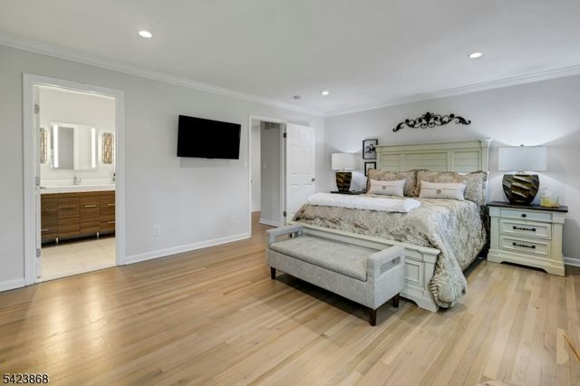 8 Pembroke Dr, Mendham Boro, NJ 07945