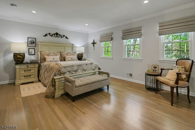 8 Pembroke Dr, Mendham Boro, NJ 07945
