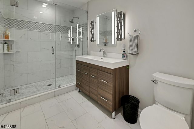 8 Pembroke Dr, Mendham Boro, NJ 07945