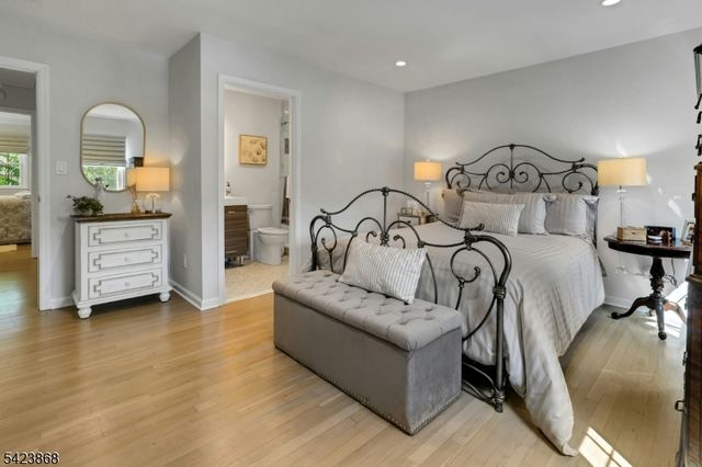 8 Pembroke Dr, Mendham Boro, NJ 07945