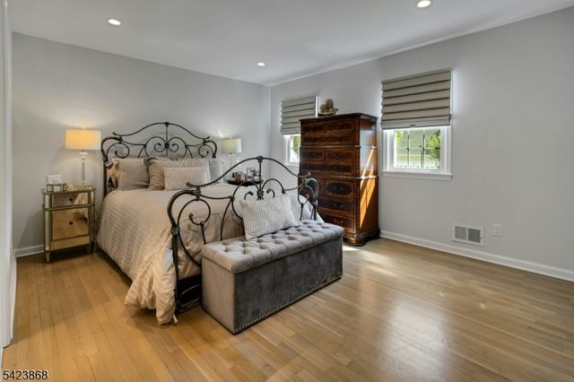 8 Pembroke Dr, Mendham Boro, NJ 07945