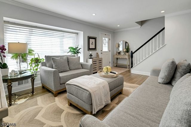 8 Pembroke Dr, Mendham Boro, NJ 07945