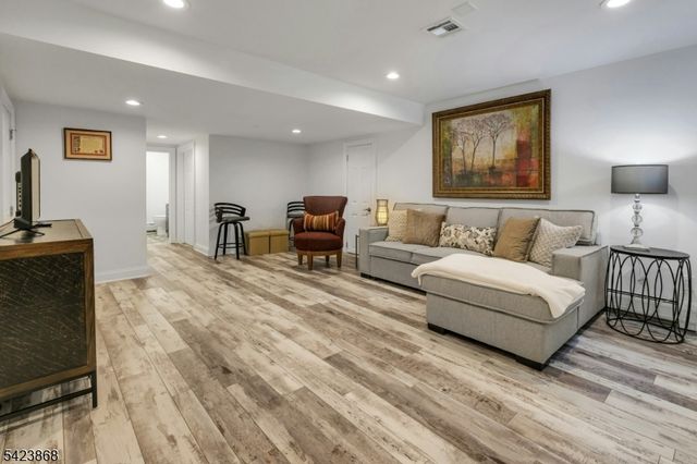 8 Pembroke Dr, Mendham Boro, NJ 07945