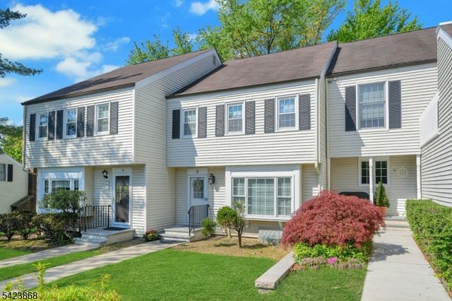 8 Pembroke Dr, Mendham Boro, NJ 07945