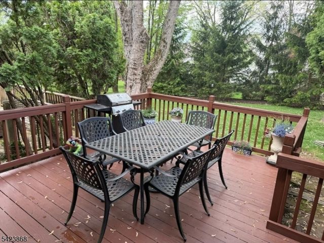 8 Pembroke Dr, Mendham Boro, NJ 07945