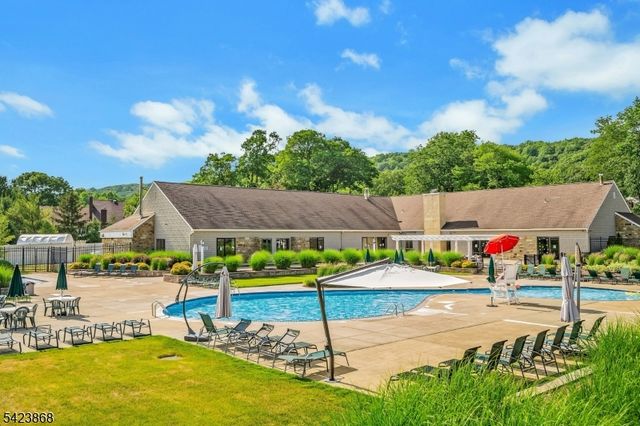 8 Pembroke Dr, Mendham Boro, NJ 07945