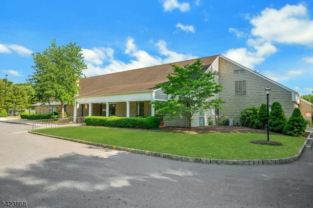 8 Pembroke Dr, Mendham Boro, NJ 07945