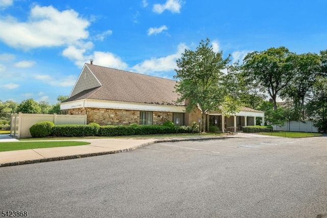 8 Pembroke Dr, Mendham Boro, NJ 07945