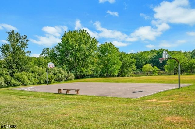 8 Pembroke Dr, Mendham Boro, NJ 07945