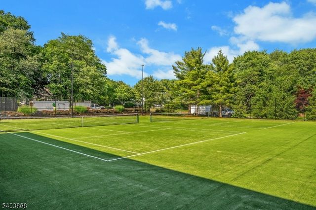 8 Pembroke Dr, Mendham Boro, NJ 07945