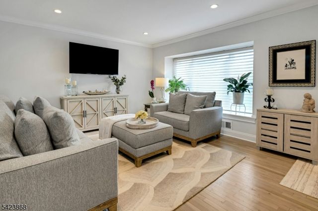 8 Pembroke Dr, Mendham Boro, NJ 07945