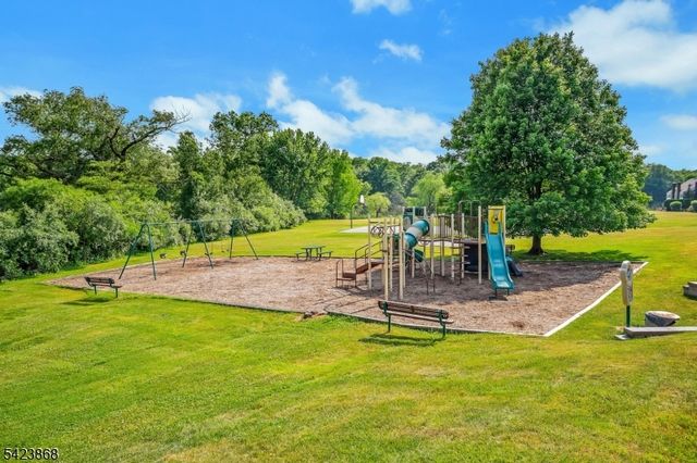 8 Pembroke Dr, Mendham Boro, NJ 07945
