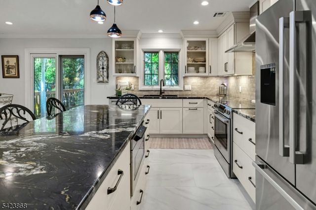 8 Pembroke Dr, Mendham Boro, NJ 07945