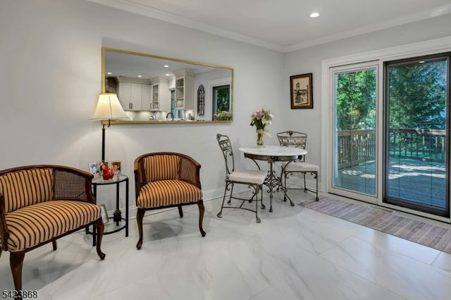 8 Pembroke Dr, Mendham Boro, NJ 07945